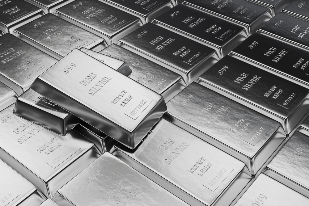 Silver Futures Fall on Strong Dollar and Higher Interest Rates Optimism