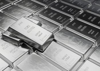 Silver Futures Fall on Strong Dollar and Higher Interest Rates Optimism