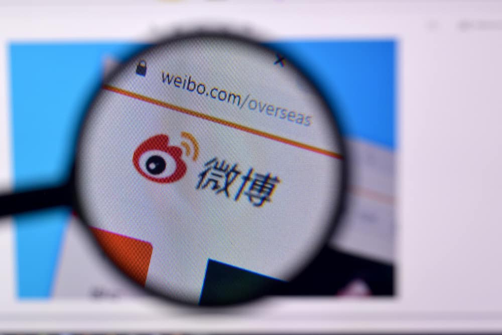 Chinese Social Media Giant Weibo’s Share Plunges 7.2% in Hong Kong Market Debut